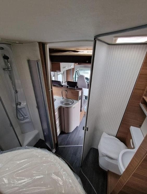 Foto 10 AUTOCARAVANA PERFILADA CAMA ISLA KNAUS LIVE WAVE 650 MX