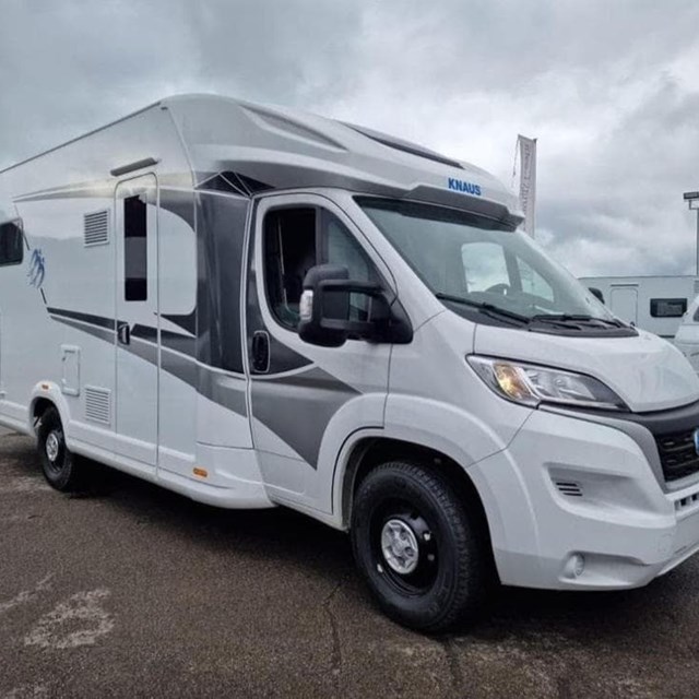 AUTOCARAVANA PERFILADA CAMA ISLA KNAUS LIVE WAVE 650 MX