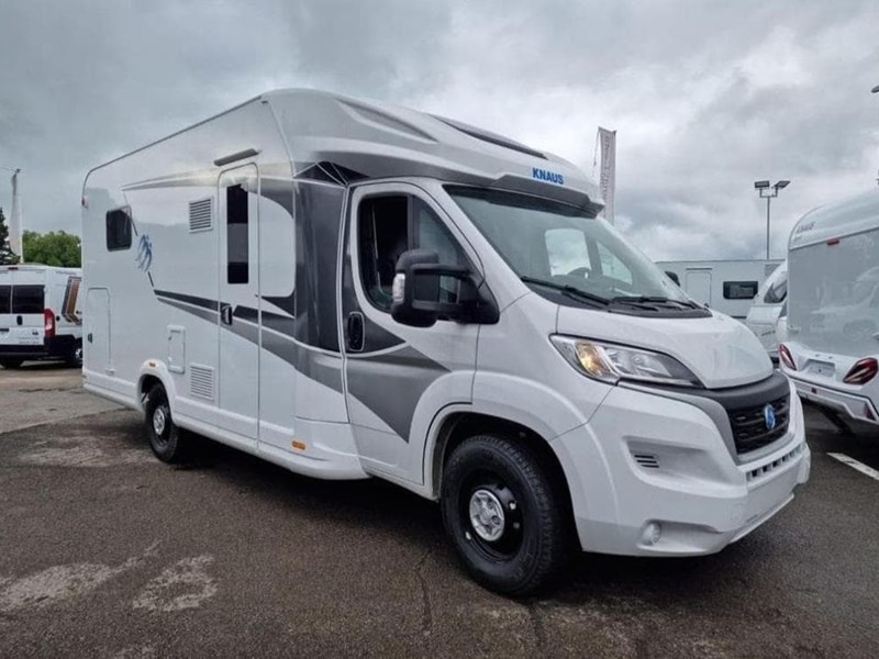 AUTOCARAVANA PERFILADA CAMA ISLA KNAUS LIVE WAVE 650 MX