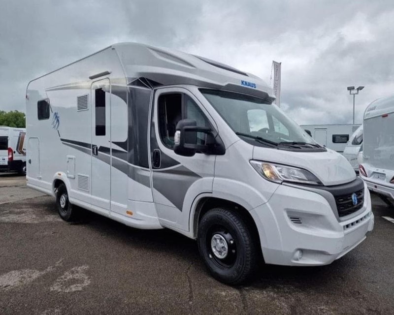 AUTOCARAVANA PERFILADA CAMA ISLA KNAUS LIVE WAVE 650 MX