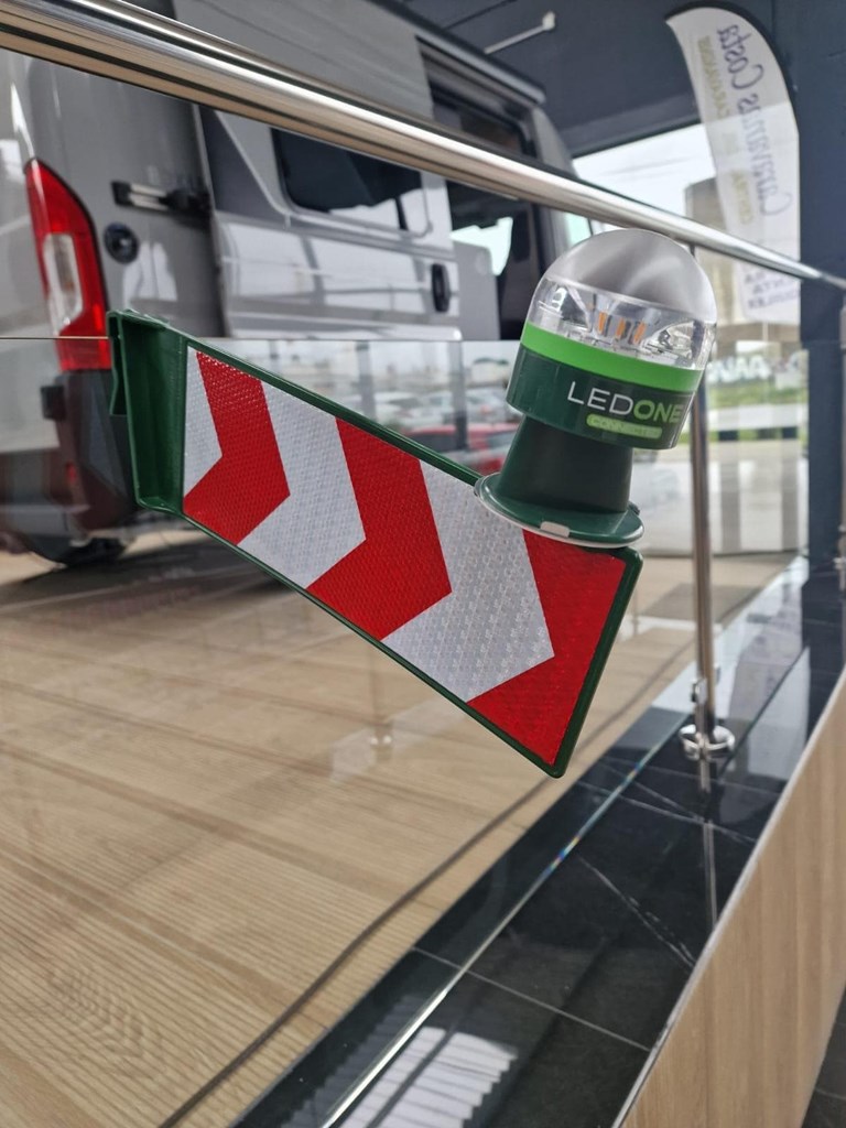 Foto 3  BALIZA V16 + KIT FLECHA DE SOPORTEDE VISIBILIDAD 