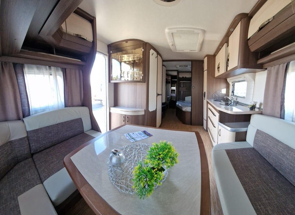 Foto 4 CARAVANA HOBBY CON AIRE ACONDICIONADO - DOBLE EJE 