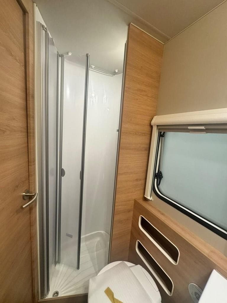 Foto 19 KNAUS SUDWIND 580 QS BLACK SELECTION EN LUGO