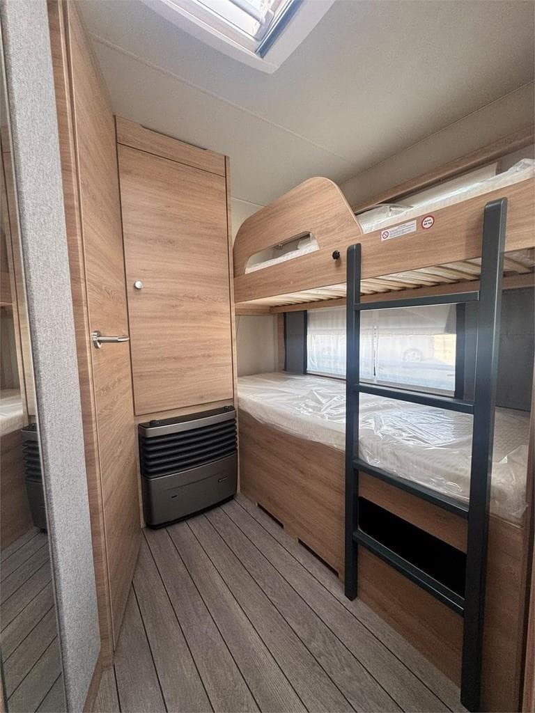 Foto 21 KNAUS SUDWIND 580 QS BLACK SELECTION EN LUGO
