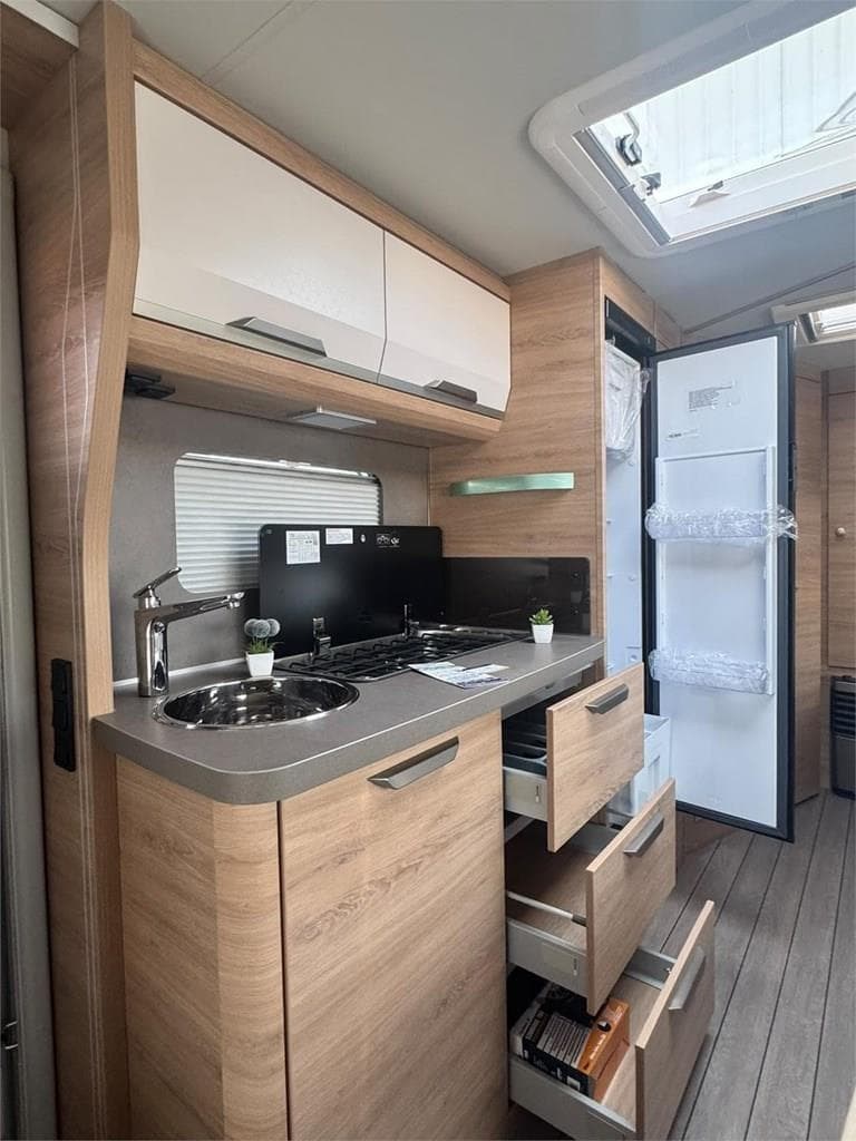 Foto 23 KNAUS SUDWIND 580 QS BLACK SELECTION EN LUGO