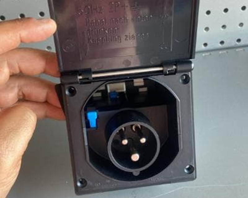 TAPA EXTERIOR DE 220V CON TAPA NEGRO