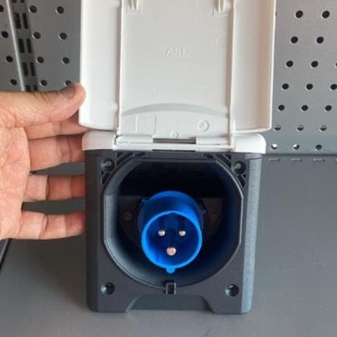 TOMA EXTERIOR 220V CON TAPA