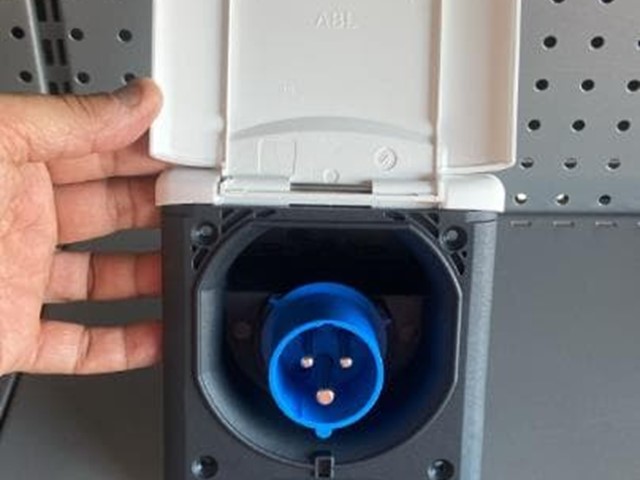 TOMA EXTERIOR 220V CON TAPA