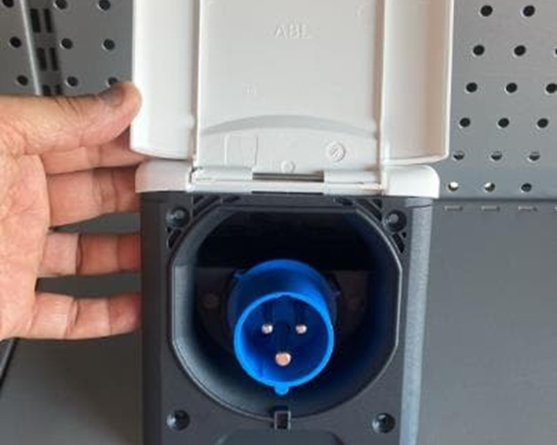 TOMA EXTERIOR 220V CON TAPA