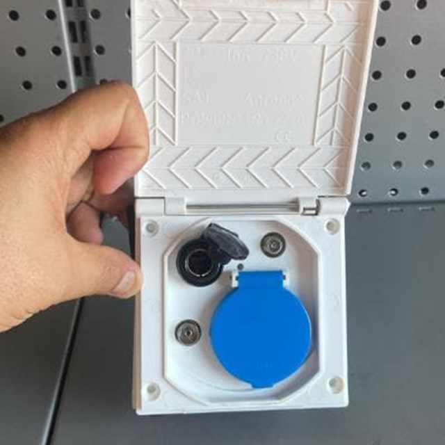 TOMA EXTERIOR 4 EN  112v -  220v ANTENA TV Y SATELITE CUADRADA 110mm BLANCO A