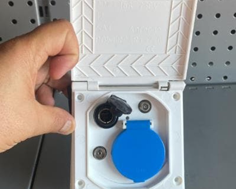 TOMA EXTERIOR 4 EN  112v -  220v ANTENA TV Y SATELITE CUADRADA 110mm BLANCO A