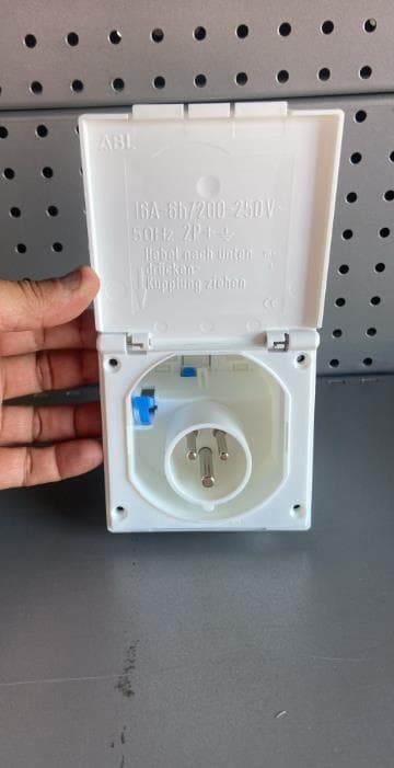Foto 1 TOMA EXTERIOR DE 220V CON TAPA BLANCA