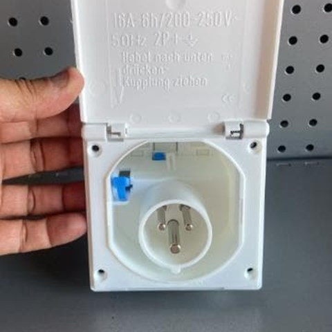 TOMA EXTERIOR DE 220V CON TAPA BLANCA