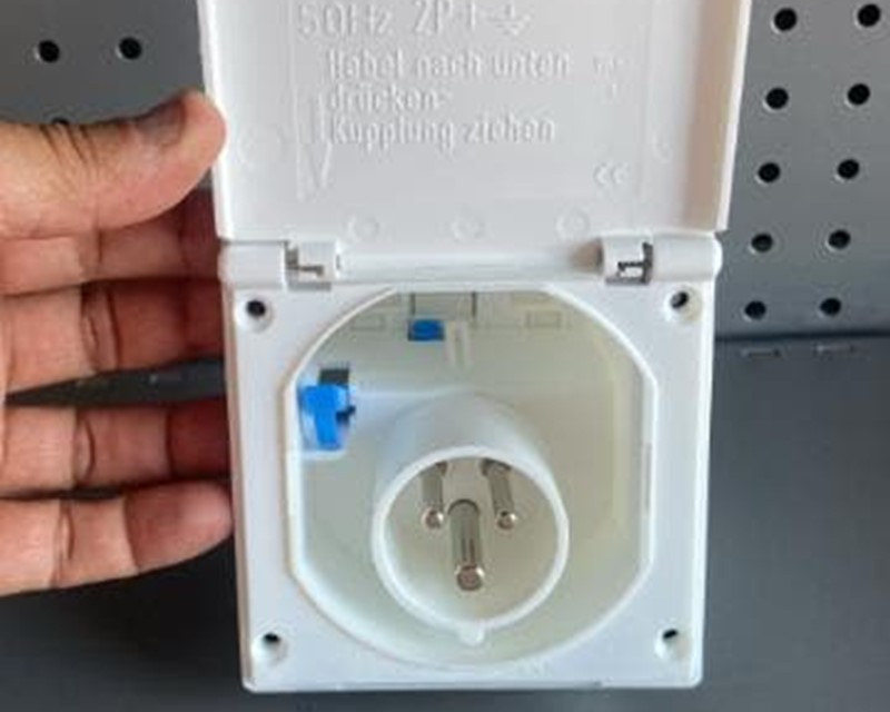 TOMA EXTERIOR DE 220V CON TAPA BLANCA